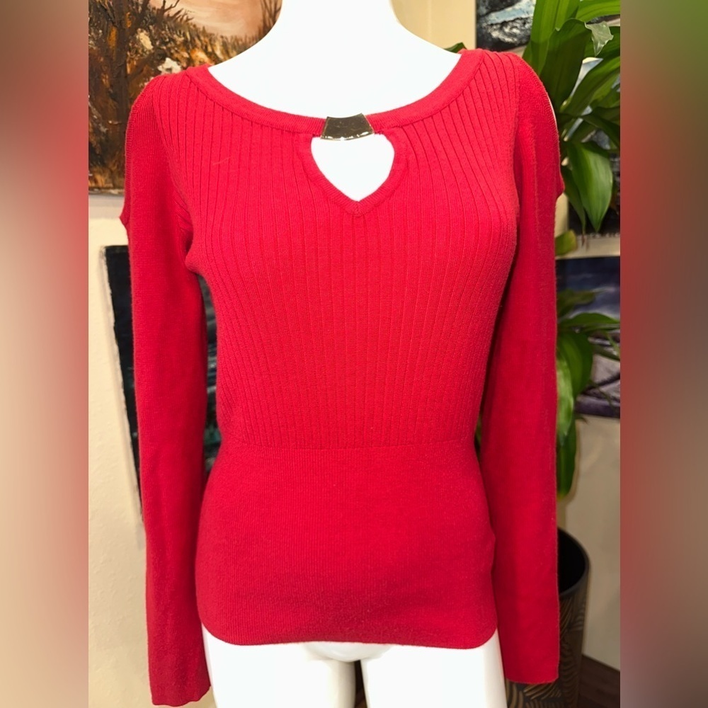 EUC XOXO red ribbed sweater with shoulder cut off and gold buckle front Sz XL